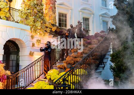 Le corde dell'aeronautica degli Stati Uniti si esibiscono per i partecipanti dei gradini del portico sud della Casa Bianca durante l'evento annuale della Casa Bianca di Halloween sul prato sud della Casa Bianca 26 ottobre 2020 a Washington, DC. Foto Stock