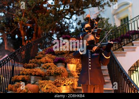 Le corde dell'aeronautica degli Stati Uniti si esibiscono per i partecipanti dei gradini del portico sud della Casa Bianca durante l'evento annuale della Casa Bianca di Halloween sul prato sud della Casa Bianca 26 ottobre 2020 a Washington, DC. Foto Stock