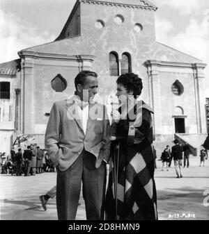 HUMPHREY BOGART e GINA LOLLOBRIGIDA sul set luogo candid in Ravello in Italia ha BATTUTO il DIAVOLO 1953 regista JOHN LA sceneggiatura del romanzo DI HUSTON Claud Cockburn Truman Capote e John Huston UK - Italy - USA co-produzione Romulus Films / Caro Film / Santana Pictures Corporation Foto Stock