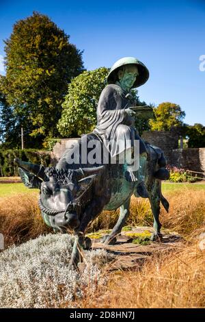 Regno Unito, Galles, Glamorgan, Barry, Dyffryn Gardens, scultura in bronzo di uomo che cavalcava sui buoi mentre legge il libro Foto Stock