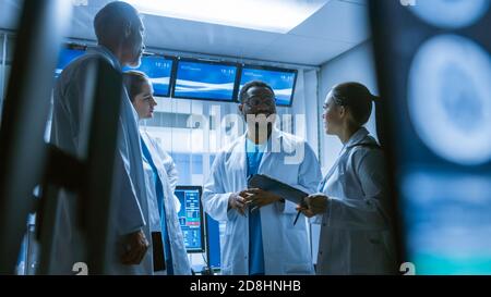 Low Angle Shot del meeting del team di scienziati medici nel laboratorio di ricerca del cervello. Neurologi neuroscienziati che hanno analitico Foto Stock