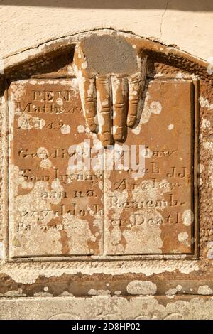 Regno Unito, Galles, vale of Glamorgan, Llancarfan, St Cadoc’s Churchyard, insolito memoriale a mano in lingua gallese Foto Stock