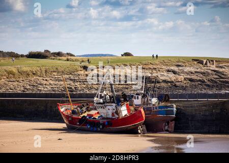 Regno Unito, Galles, Glamorgan, Barry, bassa marea, barche da pesca ormeggiate a Little Island Quay Foto Stock