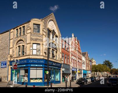 Regno Unito, Galles, Glamorgan, Barry, Centro Città, Holton Road, negozi in edifici vittoriani Foto Stock