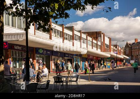 Regno Unito, Galles, Glamorgan, Barry, Centro Città, Holton Road, negozi nel complesso commerciale degli anni '60 Foto Stock