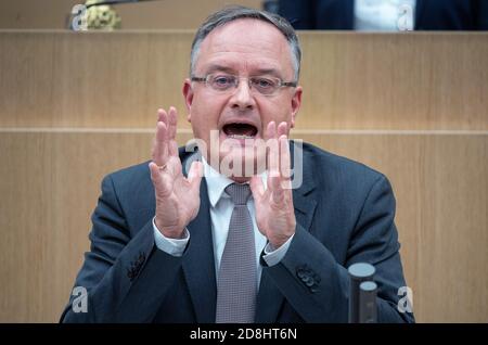 Stoccarda, Germania. 30 Ott 2020. Andreas Stoch, leader del gruppo parlamentare SPD nel parlamento statale del Baden-Württemberg, interviene durante la 130a sessione del 16° parlamento statale del Baden-Württemberg. Nella sessione speciale, il governo informerà il parlamento in seguito alla conferenza del Cancelliere con i capi di Stato sulla pandemia corona. Credit: Sebastian Gollnow/dpa/Alamy Live News Foto Stock