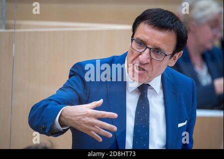 Stoccarda, Germania. 30 Ott 2020. Wolfgang Reinhart, leader del gruppo parlamentare della CDU nel parlamento statale del Baden-Württemberg, interviene durante la 130a sessione del 16° parlamento statale del Baden-Württemberg. Nella sessione speciale, il governo informerà il parlamento in seguito alla conferenza del Cancelliere con i capi di Stato sulla pandemia corona. Credit: Sebastian Gollnow/dpa/Alamy Live News Foto Stock