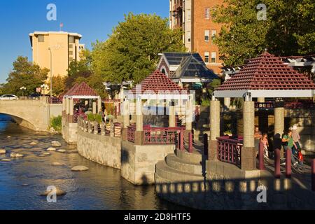 Il Riverwalk distretto lungo il fiume Truckee a Reno in Nevada, STATI UNITI D'AMERICA Foto Stock