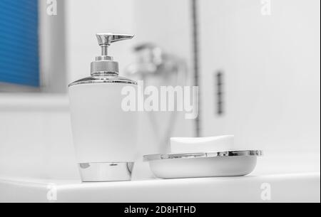 Liquido e sapone ordinario in bagno. Pulizia delle mani e del corpo. Foto Stock