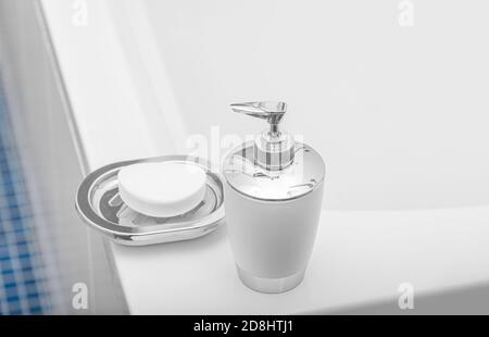 Liquido e sapone ordinario in bagno. Pulizia delle mani e del corpo. Foto Stock