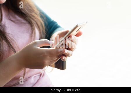 Giovane donna con smartphone. Shopping online, comunicazione o concetto di business Foto Stock