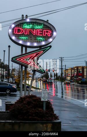 NORWALK, CT, USA-30 OTTOBRE 2020: Postal Road Diner in pioggia mattina di ottobre con semafori su Connecticut Avenue Foto Stock