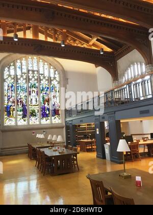 Vista interna della Sala di lettura e delle vetrate colorate, Thompson Memorial Library, Vassar College, Poughkeepsie, New York, USA Foto Stock