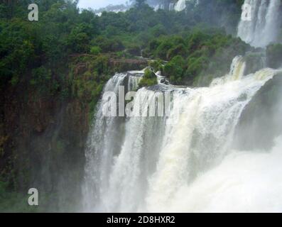 Chutes de Iguaçu entre l'Argentine et le Brésil Foto Stock