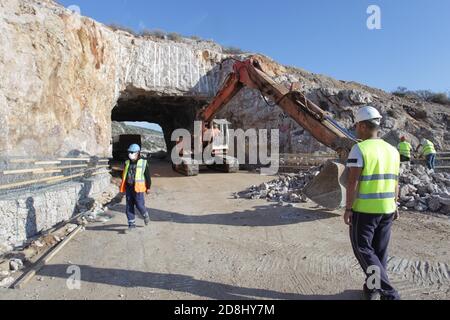 i lavoratori edili camminano attraverso il tunnel aperto Foto Stock