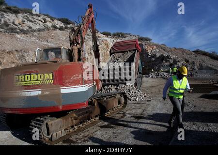 i lavoratori edili camminano attraverso il tunnel aperto Foto Stock