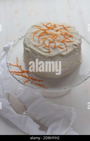 Torta di carote fatta in casa con glassa di formaggio cremoso Foto Stock