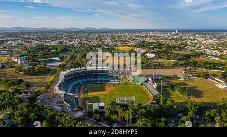 Veduta aerea dello stadio Emilio Ibarra Almada, sede della squadra di baseball professionale Los Cañeros de los Mochis della Mexican Pacific League il 30 ottobre 2020 a Los Mochis, Sinaloa Messico .. © .. (Foto di Luis Gutierrez). KEYWORDS: Complesso sportivo, sport, stadi, campo, campo, campo, campo da gioco, colosseo, bleachers, recinzione, impianto sportivo, vista aerea del estadio Emilio Ibarra Almada casa del equipo profecional de beisbol los Cañeros de los Mochis de la Liga Mexicana del Pacifico el 30 de Ocre 2020 en los Mochis, Sinaloa Messico..©..( Foto di Luis Gutierrez). PALABRASCLAVES: Compl Foto Stock