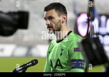 Il portiere di Tottenham Hugo Lloris risponde ai media in seguito alla UEFA Europa League, Group Stage, partita di calcio del Gruppo J tra il Royal Antwerp C. Foto Stock