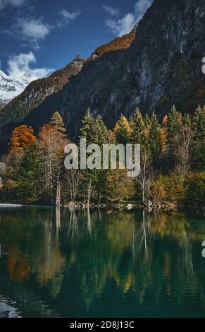 Vista panoramica sul laghetto con riflessi e boschi multicolori, in stagione autunnale lago in Val di Mello, Val Masino, Italia - lombardia Foto Stock