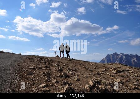 Gli escursionisti si arrampicano sui monti dolomitici del Tirolo Sud, nel nord Italia. Foto Stock