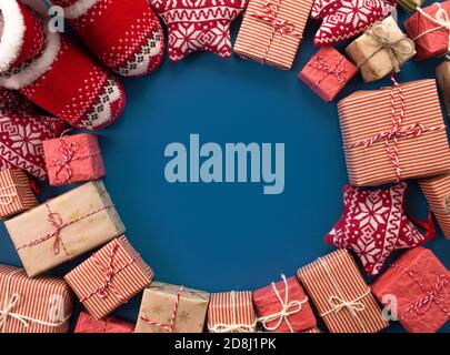 Un sacco di regali di Natale su sfondo blu Foto Stock