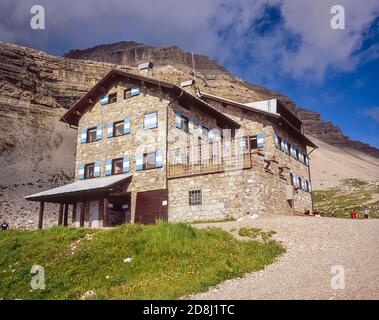 Italia. Trekking, alpinismo sul sentiero Sentiero Beninni come nel 2004, al rifugio Graffer nel gruppo dolomitico Brenta del Nord Italia in provincia di Trento e nella regione conosciuta come Alto Adige. Foto Stock