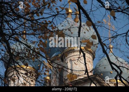 Una chiesa in autunno Foto Stock