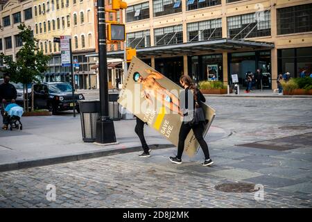 I lavoratori imballano un disinfettante/maschera per mani danno via l'attivazione del marchio per "Borat sequent Moviefilm" nel quartiere Meatpacking di New York venerdì 23 ottobre 2020. Il film Sacha Baron Cohen è stato presentato oggi su Amazon prime. (© Richard B. Levine) Foto Stock