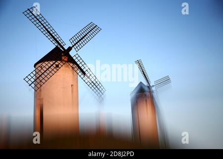 mulini a vento. Consuegra. Spagna un'importante città della provincia di Toledo, nella zona di la Mancha, di origine romana. Situato ai piedi del Cerro Calderi Foto Stock
