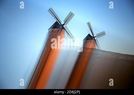 mulini a vento. Consuegra. Spagna un'importante città della provincia di Toledo, nella zona di la Mancha, di origine romana. Situato ai piedi del Cerro Calderi Foto Stock