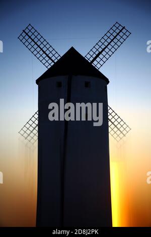 mulini a vento. Consuegra. Spagna un'importante città della provincia di Toledo, nella zona di la Mancha, di origine romana. Situato ai piedi del Cerro Calderi Foto Stock