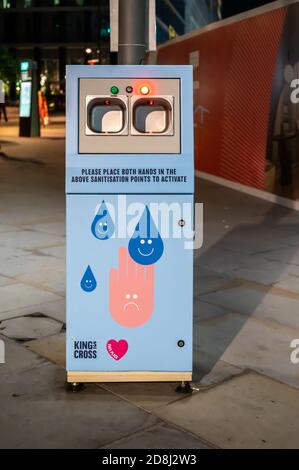 LONDRA - 14 SETTEMBRE 2020: Stazione pubblica gratuita di sanitizzazione a mano nella strada vicino alla stazione ferroviaria di King's Cross di notte durante la pandemia di Covid 19 Foto Stock