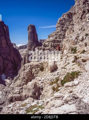 Italia. Trekking, alpinismo sul sentiero Boccette Centrale come nel 2004, vicino alla famosa Torre del Campanile basso, vicino al rifugio Tosa-Pedrotti nella catena dolomitica del Brenta, nel nord Italia, in provincia di Trento e nella regione conosciuta come Alto Adige. Foto Stock