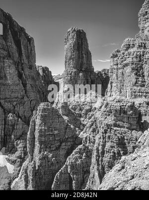 Italia. Trekking, alpinismo sul sentiero Boccette Centrale come nel 2004, vicino alla famosa Torre del Campanile basso, vicino al rifugio Tosa-Pedrotti nella catena dolomitica del Brenta, nel nord Italia, in provincia di Trento e nella regione conosciuta come Alto Adige. Foto Stock