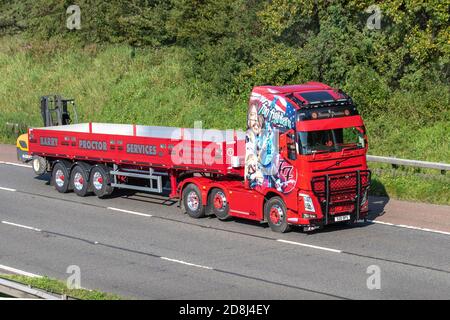 Decalcomanie American Foo Fighters Rock Band sul nuovo sollevatore ruota posteriore Volvo FH, rimorchio a lato di caduta. Trasporto di camion, autocarri ART, veicoli pesanti, trasporto, autocarro, cargo cargo cargo, veicolo, industria europea del trasporto commerciale HGV, M61 a Manchester, Regno Unito Foto Stock