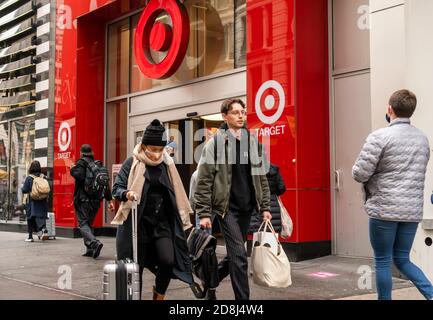 Clienti fuori da un negozio Target a Herald Square a New York mercoledì 28 ottobre 2020. (© Richard B. Levine) Foto Stock