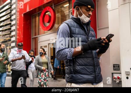 Clienti fuori da un negozio Target a Herald Square a New York mercoledì 28 ottobre 2020. (© Richard B. Levine) Foto Stock