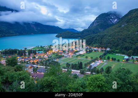 Bella vista sul lago Molveno in una giornata estiva Foto Stock