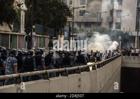 Beirut, Libano, 30 ottobre 2020. Un piccolo gruppo di uomini di Tripoli e Beirut si è scontrato con le forze libanesi per la sicurezza interna durante un tentativo del gruppo pan-islamico Hizb Ut Tahrir di marciare all'ambasciata francese per protestare contro ciò che essi hanno visto come la posizione anti-islamica del presidente Emmanuel Macron. Hanno messo fuoco ad un dumpster e gettato le pietre alla polizia sulla strada di Saeb Salam. Le emozioni hanno corso alto come è stato sentito il profeta Maometto è stato disrispettato durante il suo mese di compleanno. Credit: Elizabeth Fitt/Alamy Live News Foto Stock