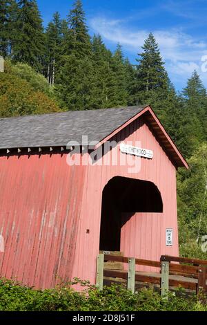 Chitwood coperto ponte sul fiume Yaquina nella contea di Lincoln, vicino a Newport Foto Stock