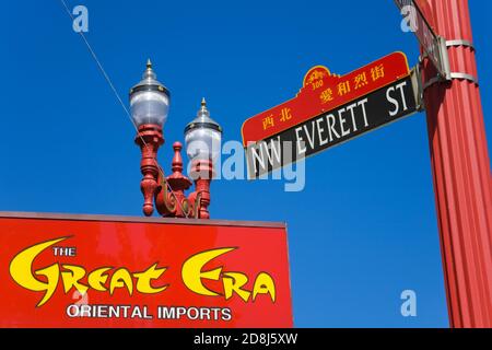 Segni di strada nel quartiere Chinatown di Portland, Oregon, Stati Uniti d'America Foto Stock