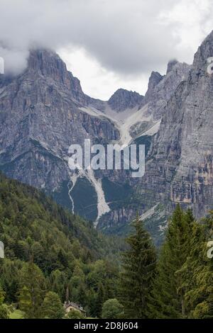 Dolomiti, Brenta. Bella giornata di nebbia in fredda giornata estiva a Moveno, Italia Foto Stock