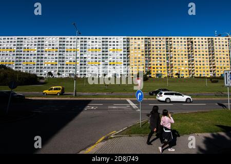 Blocchi comunisti in cemento ('panelak') a Petrini o Petrin, Praga. Foto Stock