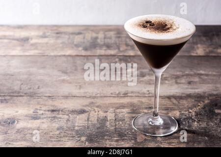 Cocktail espresso Martini in vetro su tavolo di legno Foto Stock