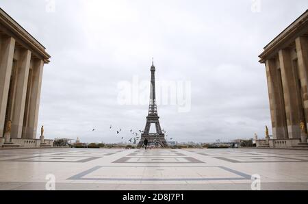 (201030) -- PARIGI, 30 ottobre 2020 (Xinhua) -- il luogo desertato del Trocadero è visto a Parigi, Francia, 30 ottobre 2020. La Francia ha registrato 47,637 casi di infezione da coronavirus nelle ultime 24 ore, portando il totale complessivo a oltre 1.28 milioni alla vigilia di un blocco nazionale per arginare la brutale seconda ondata dell'epidemia, secondo le cifre ufficiali rilasciate giovedì. A partire da giovedì mezzanotte, i 67 milioni di abitanti del paese saranno bloccati fino almeno all'inizio di dicembre. Credit: Xinhua/Alamy Live News Foto Stock