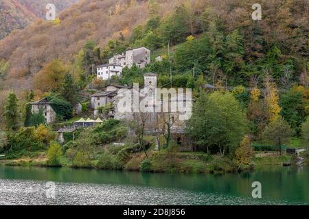 L'antico borgo, un tempo abbandonato, di Isola Santa, nella stagione autunnale, Lucca, Toscana, Italia Foto Stock