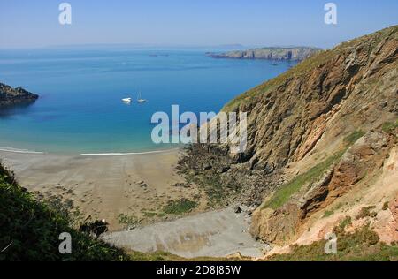 La Grand Greve, spiaggia sabbiosa sul lato ovest di la Coupée che unisce Little Sark a Sark, Isole del canale, aprile. Isola di Brecqhou in lontananza. Foto Stock