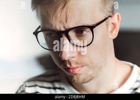 Turbato giovane uomo sentirsi malinconico triste sofferenza da depressione stagionale, disturbo, ansia, ptsd, solitudine. Salute mentale. Bualo depresso frustrato Foto Stock