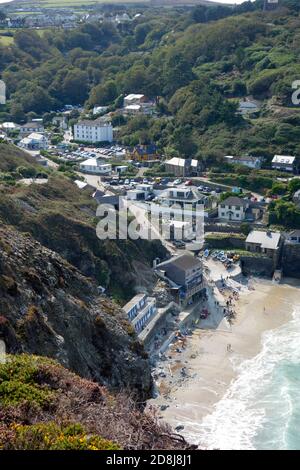 Vista aerea del lungomare di St Agnes Town e di Trevaunance Cove, North Cornwall, Inghilterra, Regno Unito a settembre Foto Stock